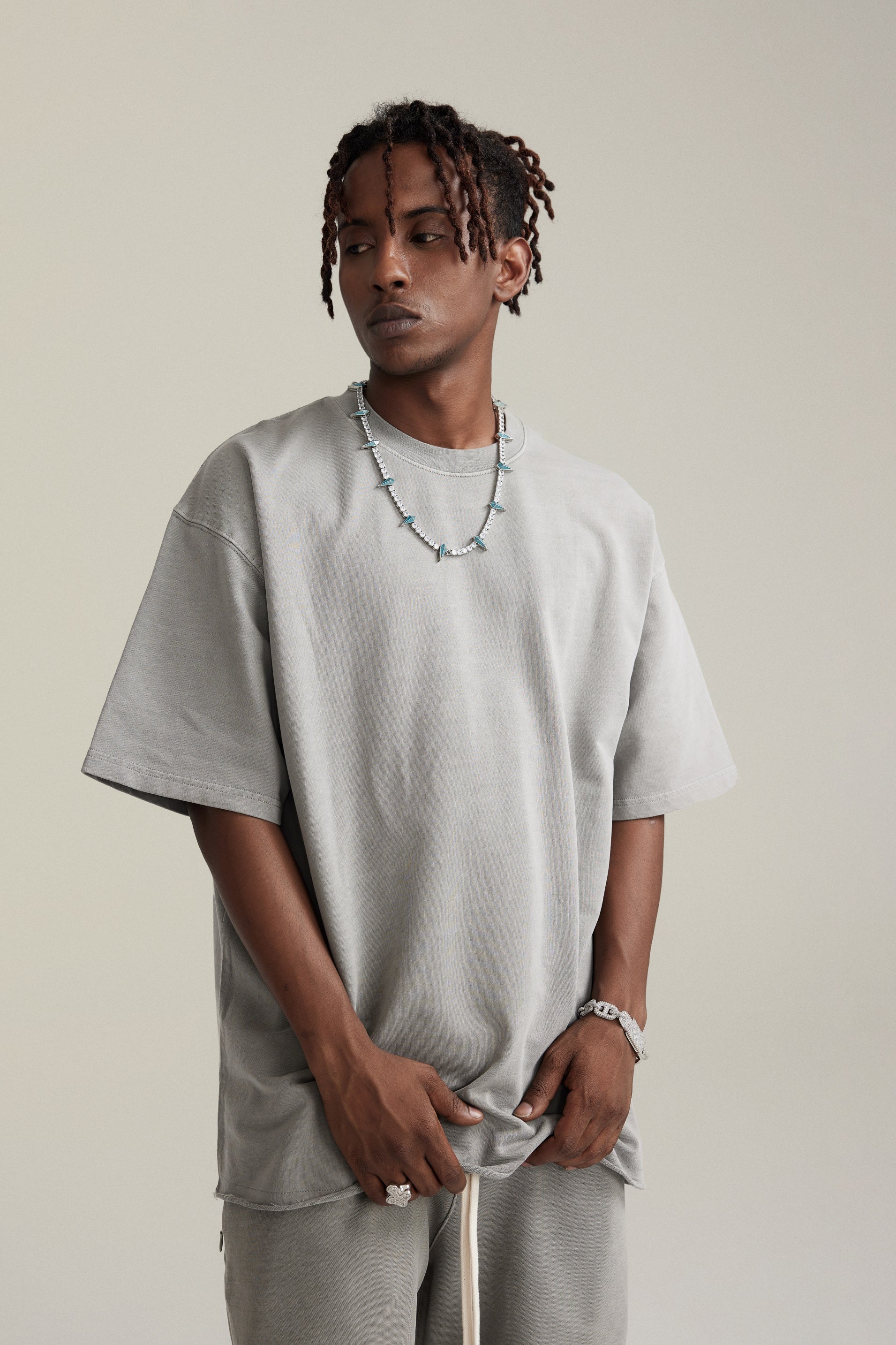TRIØ7 URBAN – Raw Edge Tee – Detailansicht | Oversized Distressed T-Shirt von TRIØ7
