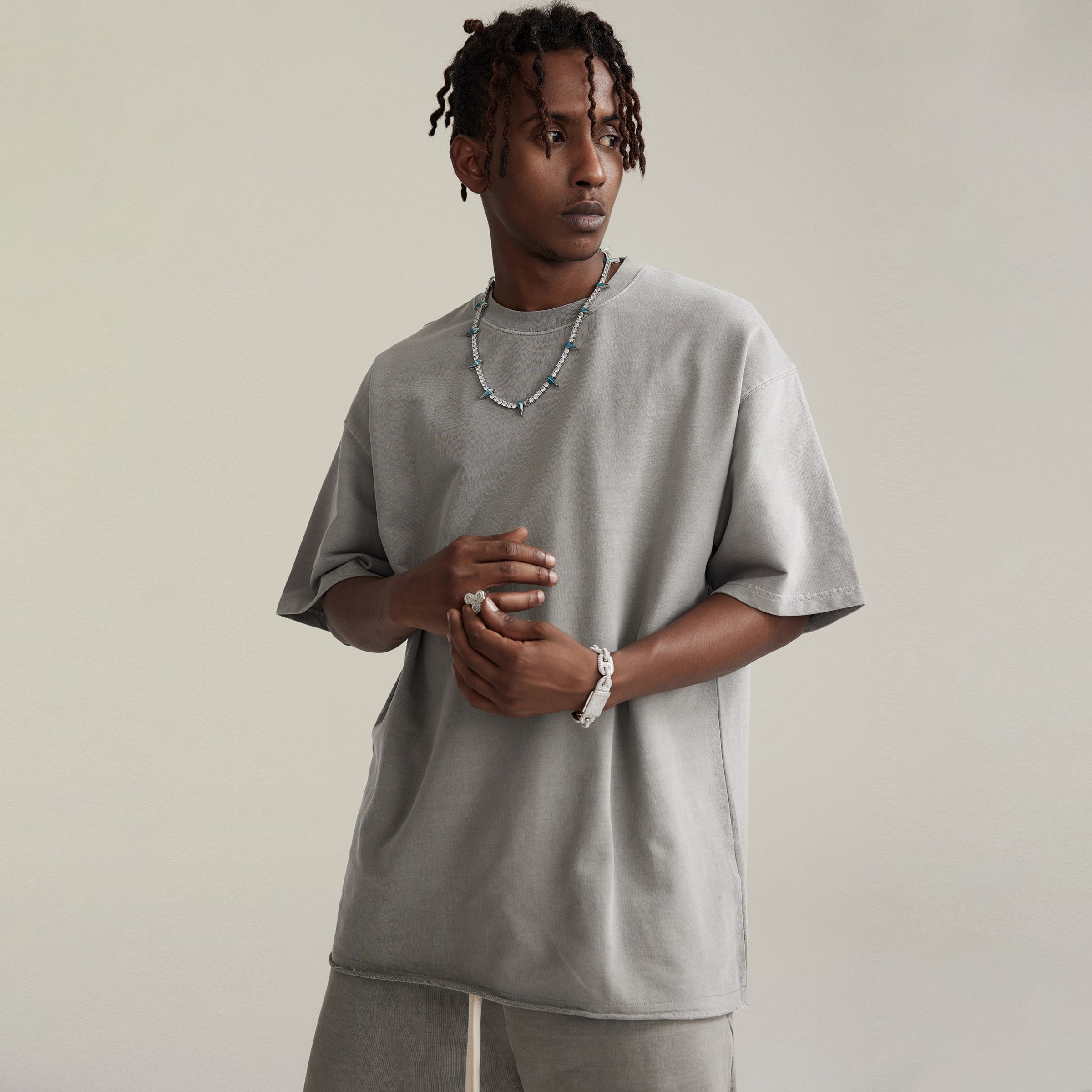 TRIØ7 URBAN – Raw Edge Tee – Detailansicht 2 | Oversized Distressed T-Shirt von TRIØ7