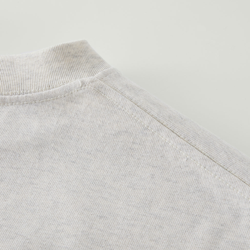 TRIØ7 ESSENTIAL – Heavyweight Oversized Tee 280 – Detailansicht | Oversized Boxy T-Shirt von TRIØ7