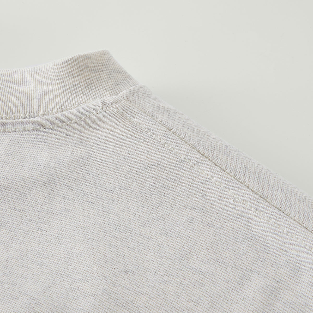 TRIØ7 ESSENTIAL – Heavyweight Oversized Tee 280 – Detailansicht | Oversized Boxy T-Shirt von TRIØ7