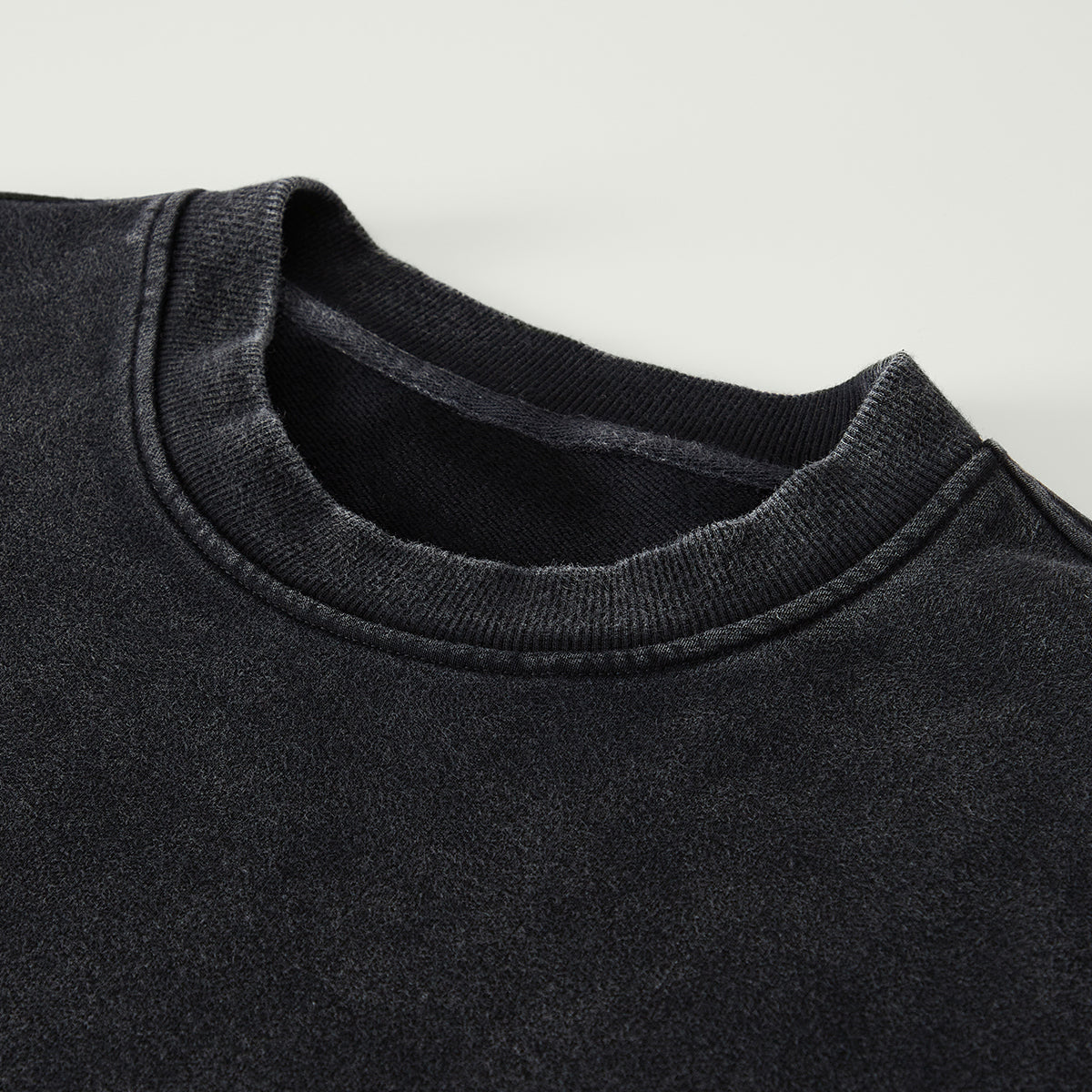 TRIØ7 ARTCORE – Fragment 01 Crewneck – Detailansicht | Heavyweight Oversized Sweatshirt von TRIØ7
