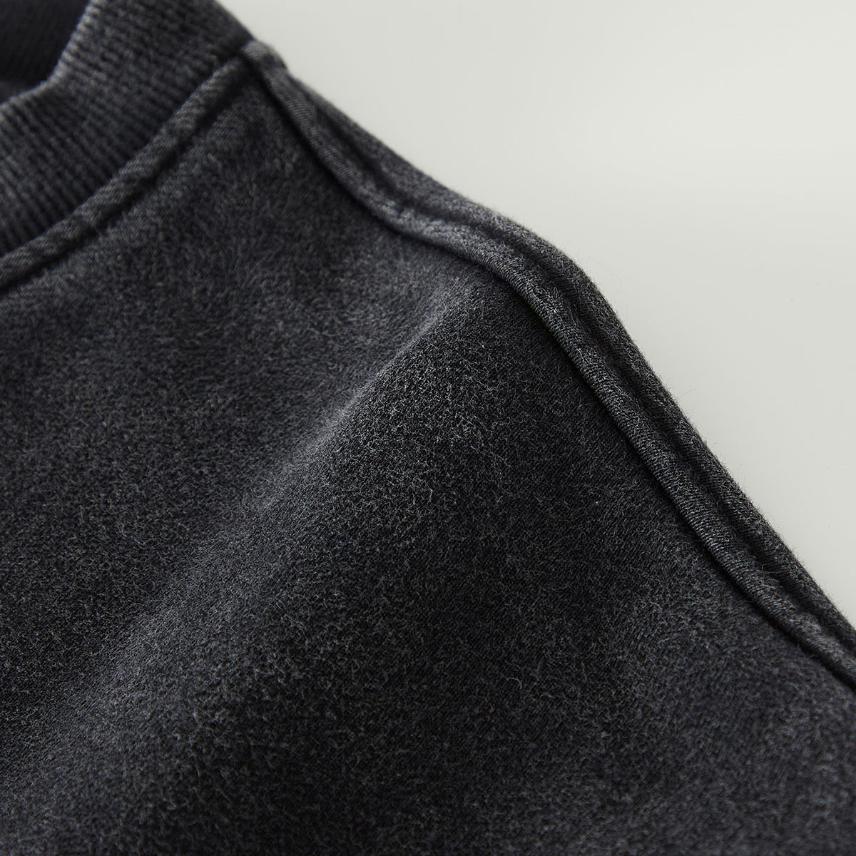 TRIØ7 ARTCORE – Fragment 01 Crewneck – Detailansicht 2 | Heavyweight Oversized Sweatshirt von TRIØ7