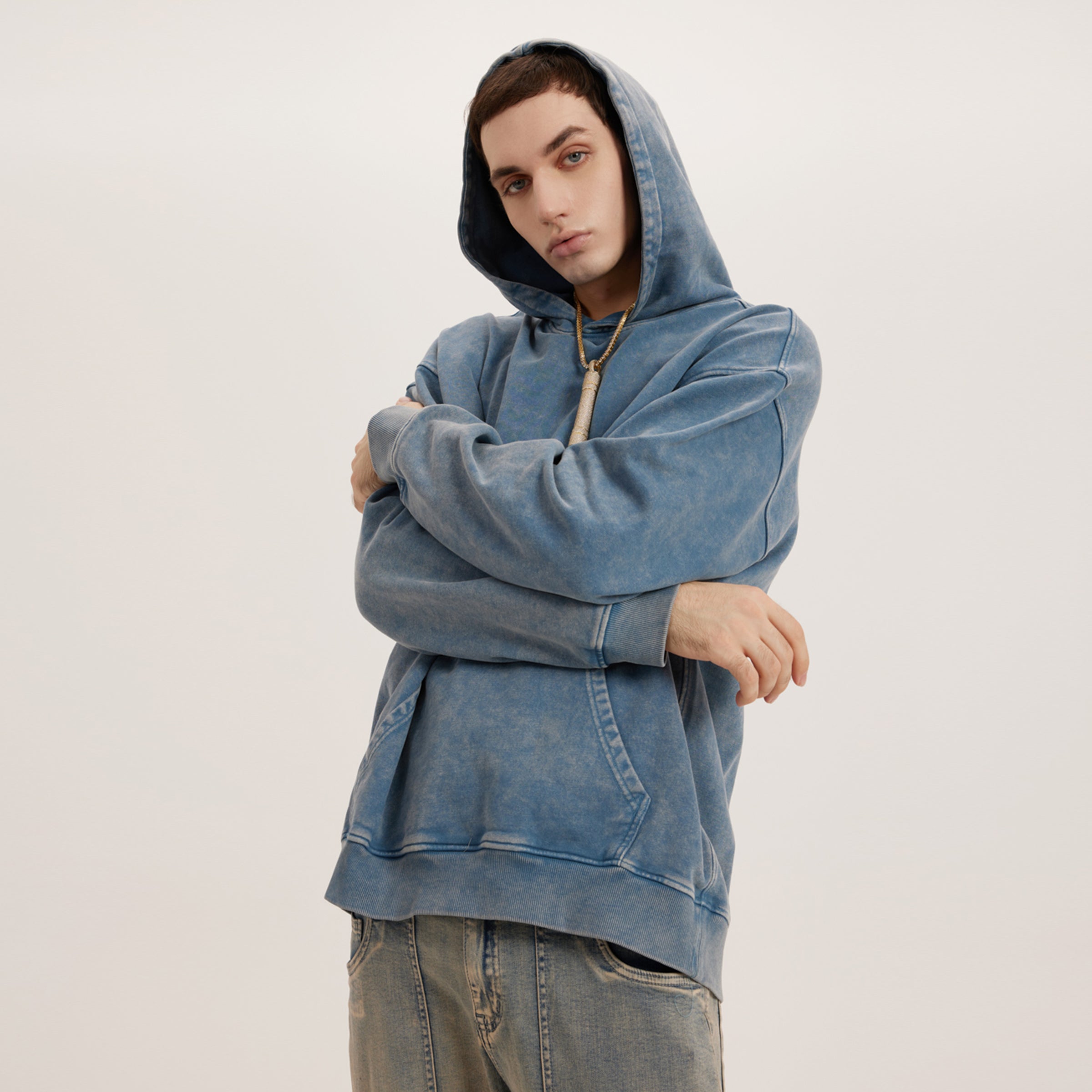 TRIØ7 URBAN – Vintage Oversized Hoodie – Model-Ansicht | Heavyweight Oversized Hoodie von TRIØ7