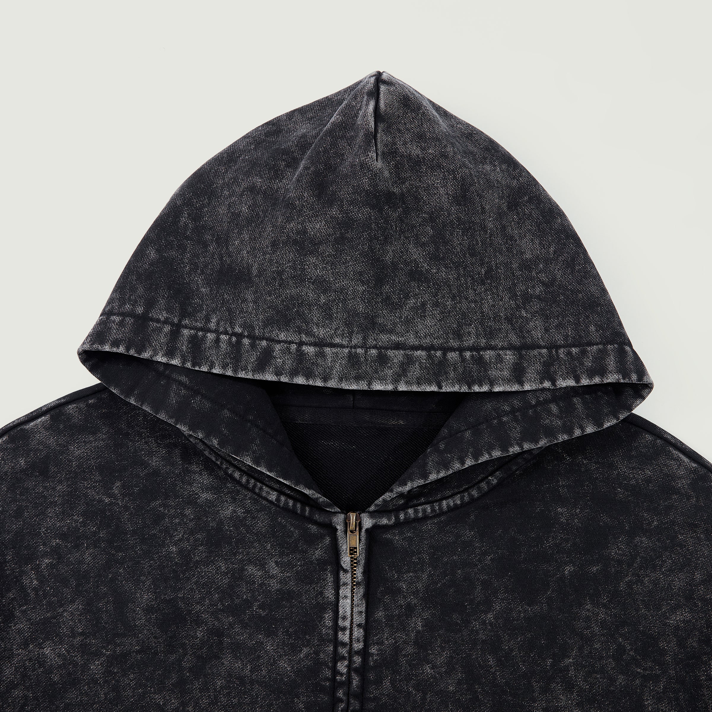 TRIØ7 ARTCORE – Fragment 01 Snow-Wash Zip – Detailansicht | Oversized Washed Hoodie von TRIØ7