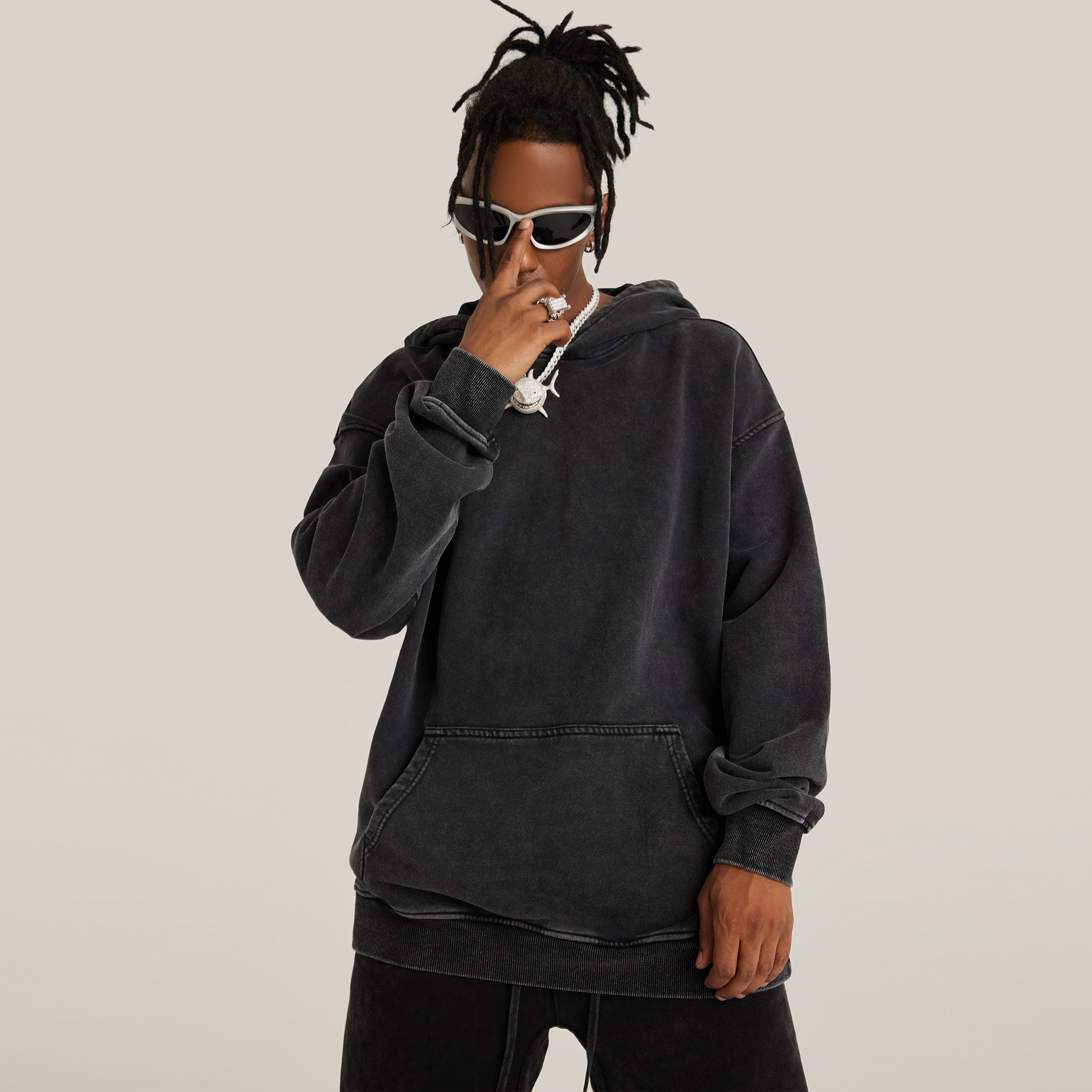 TRIØ7 ARTCORE – Fragment 01 Oversized Hoodie – Model-Ansicht | Heavyweight Oversized Hoodie von TRIØ7