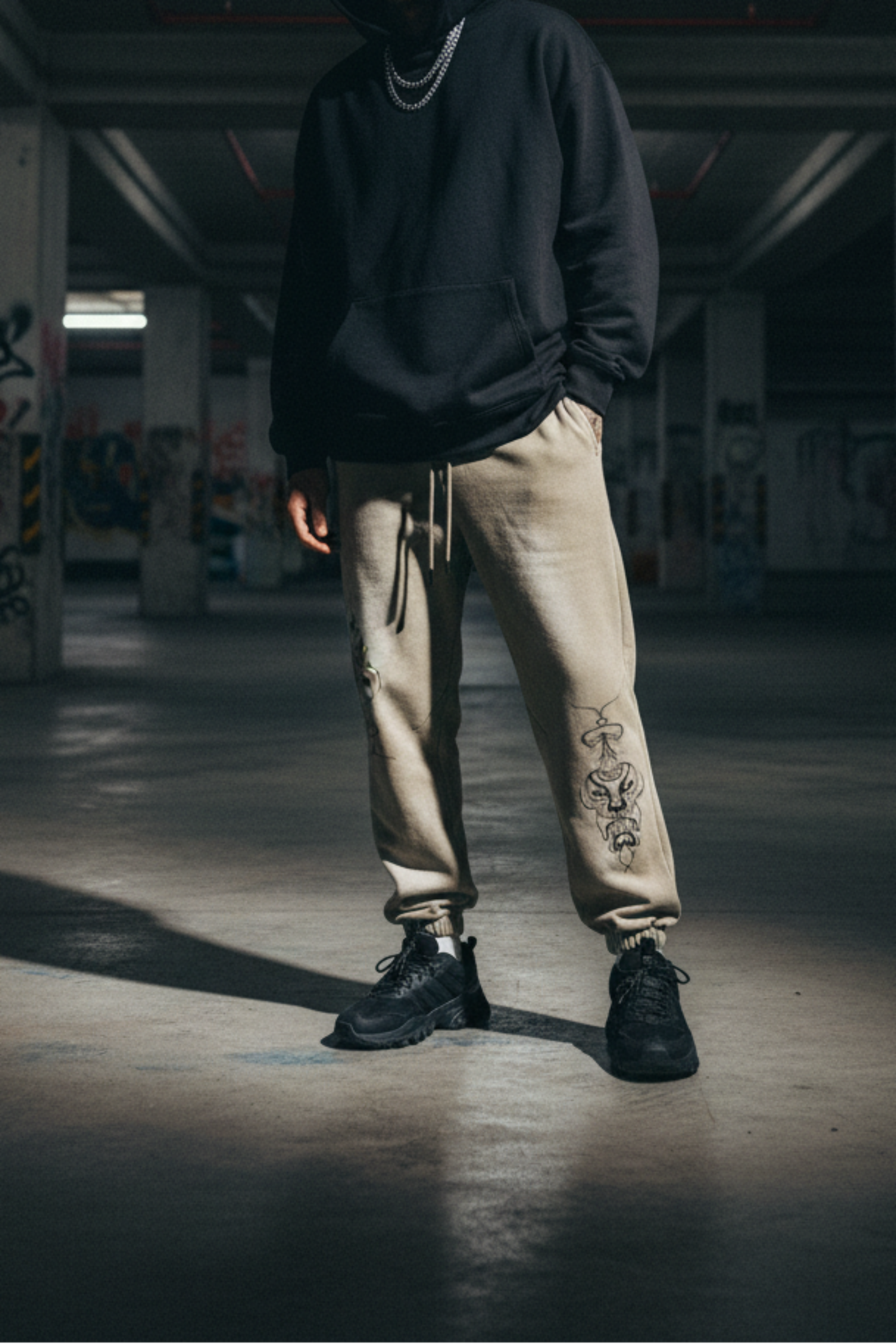 TRIØ7 – Vintage Faded Pants – Frontansicht | Oversized Baggy Sweatpants von TRIØ7