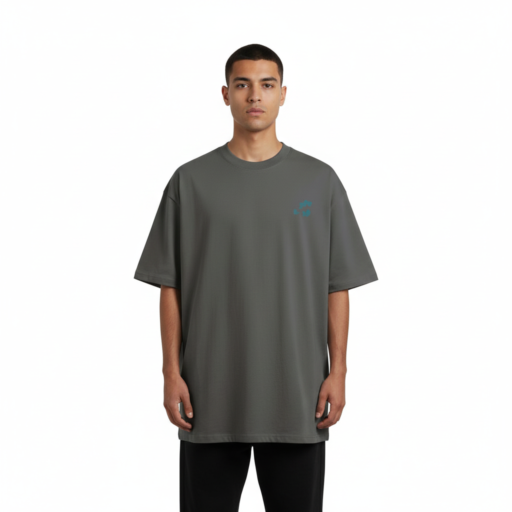 TRIØ7 ESSENTIAL – Heavyweight Oversized Tee 300+ – Frontansicht 7 | Oversized Boxy T-Shirt von TRIØ7